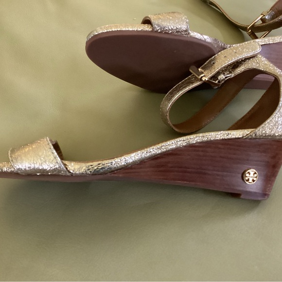 Tory burch gold wedge sandals - Picture 4 of 7